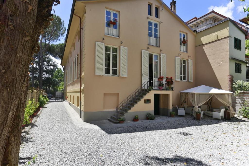 uma vista exterior de uma casa com uma árvore em B&B Villa Anna em Lucca