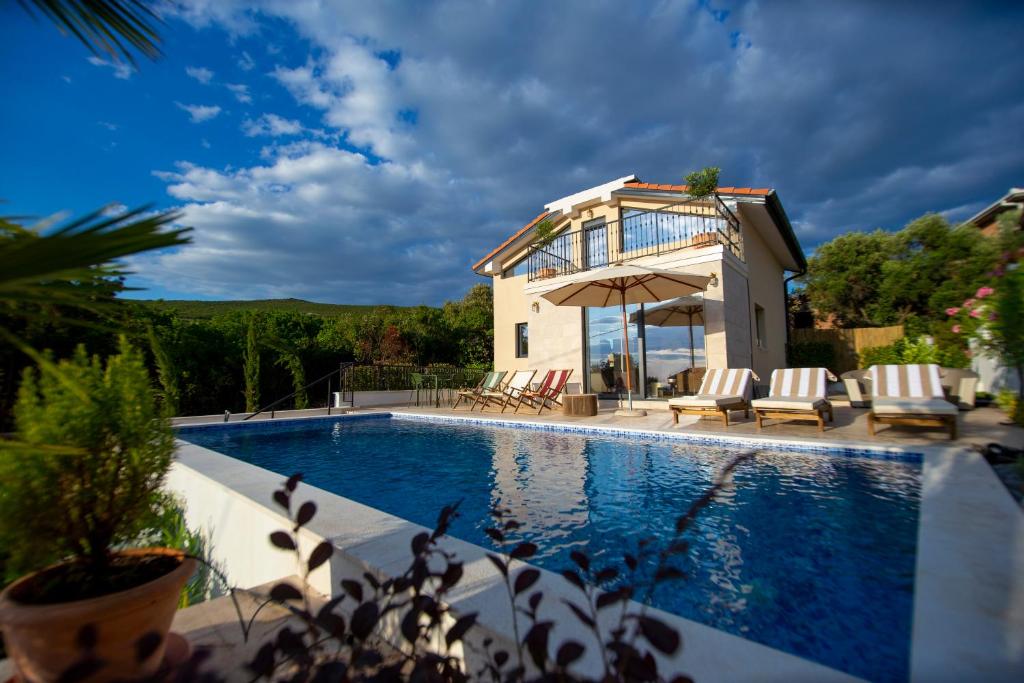 a villa with a swimming pool and a house at Casa del Sol Zagora in Zagora