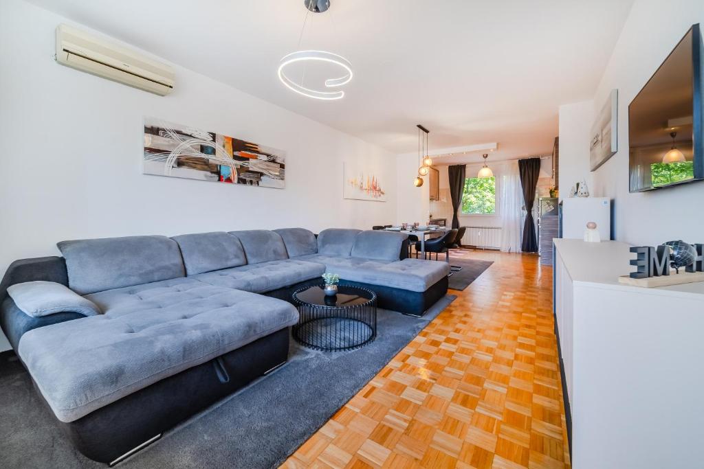 The Green Corner Apartment With Balcony - Happy Rentals
