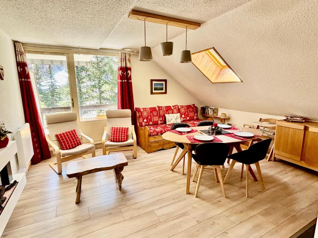 a living room with a table and a couch at Serre chevalier,Chantemerle,T2 proche pistes in Saint-Chaffrey
