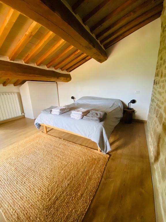 une chambre avec un lit dans une pièce avec des plafonds en bois dans l'établissement Villa Angela - Ranza 55, à Lugnano 43 autres photos