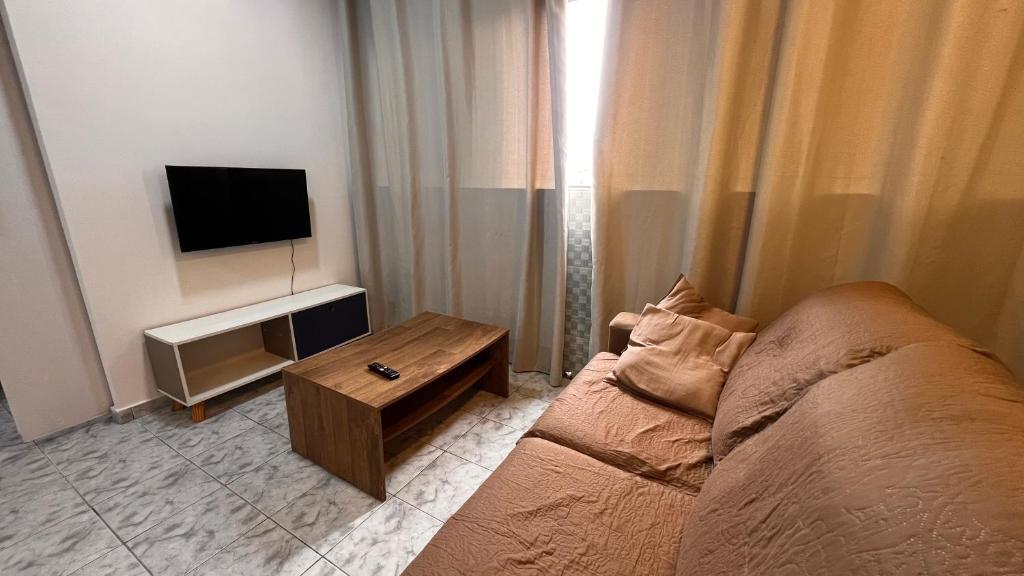 Μια τηλεόραση ή/και κέντρο ψυχαγωγίας στο Apartamento com 2 quartos