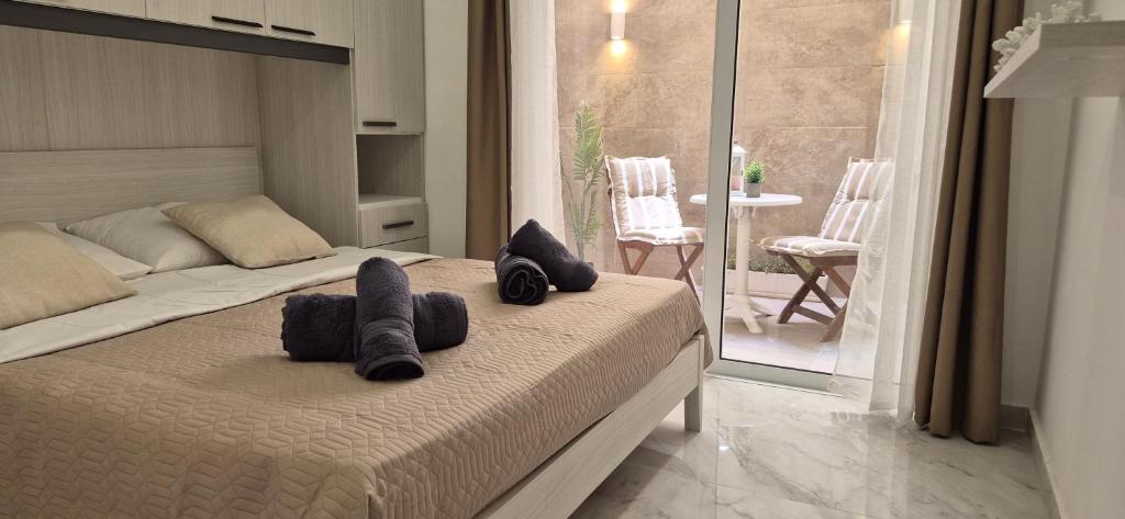une chambre avec un lit avec deux animaux en peluche dessus dans l'établissement Seaside Loft, à Marsalforn