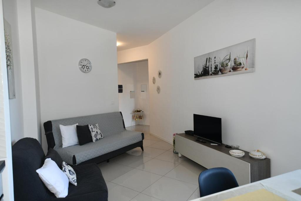 ein Wohnzimmer mit Sofa und Fernseher in der Unterkunft Casa Solari Rapallo in Rapallo