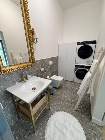 une salle de bain avec un lavabo et un miroir dans l'établissement Villa IBIZA, à Śmiechów