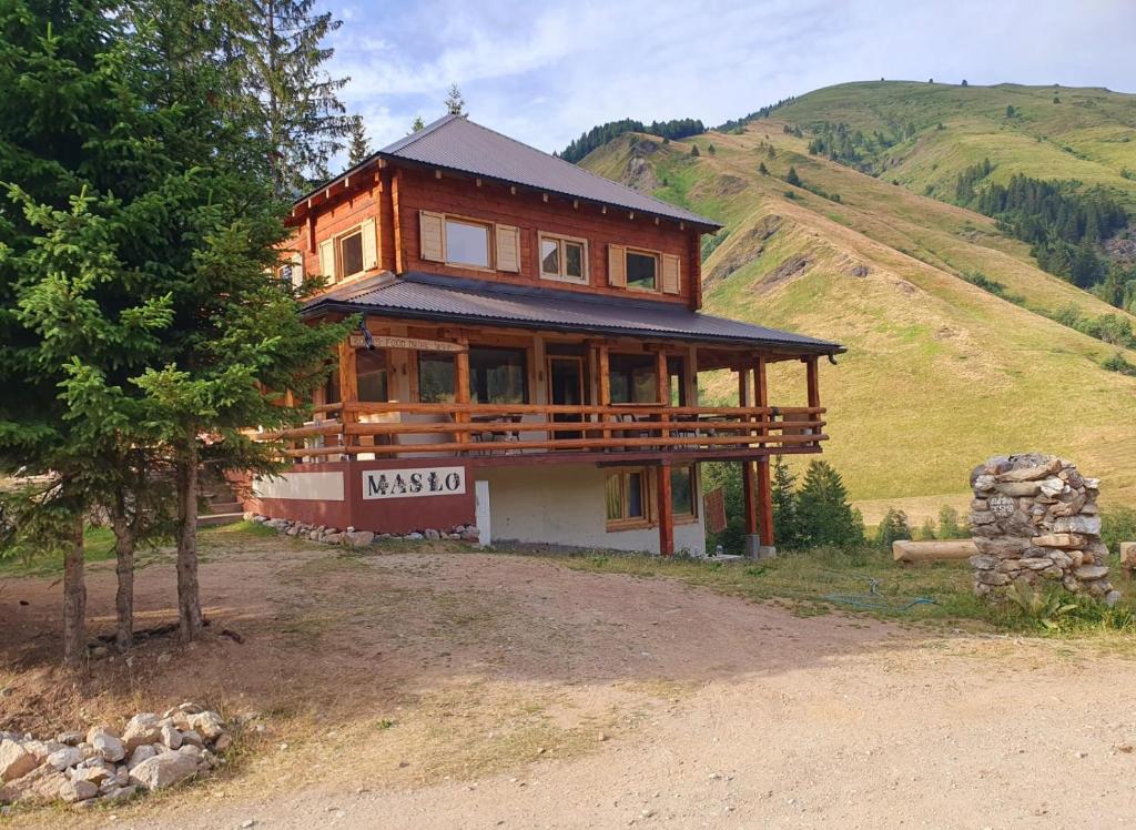 普拉夫Maslo的山顶上的大型木屋