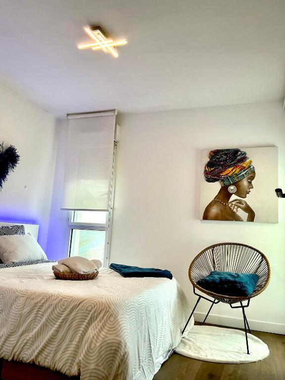 une chambre avec un lit et une chaise dedans dans l'établissement T3 au centre ville avec balcon, parking gratuit, à Quimper