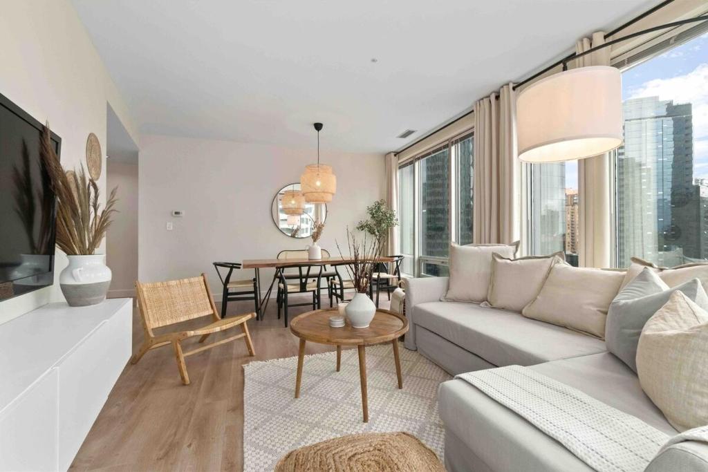 Posezení v ubytování Downtown Corner Suite with City Views and AC for 6 Guests