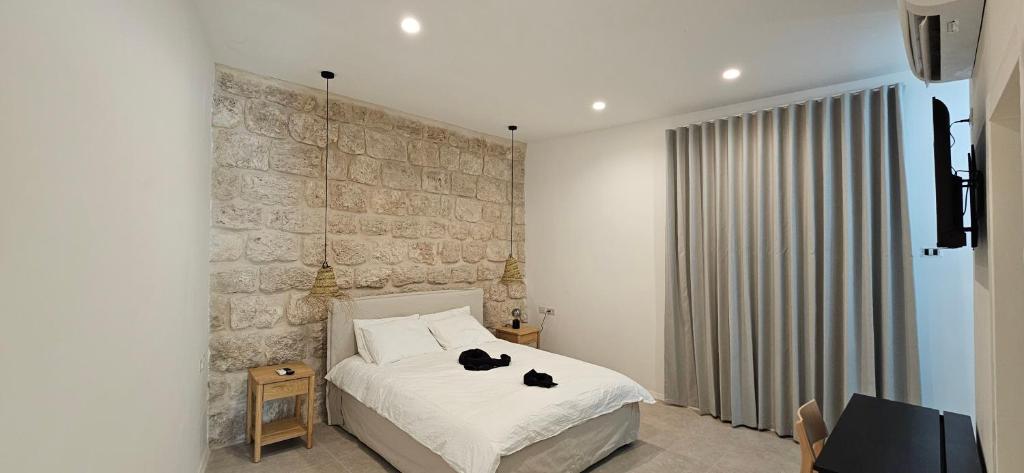 Katil atau katil-katil dalam bilik di Private stone renovated studio