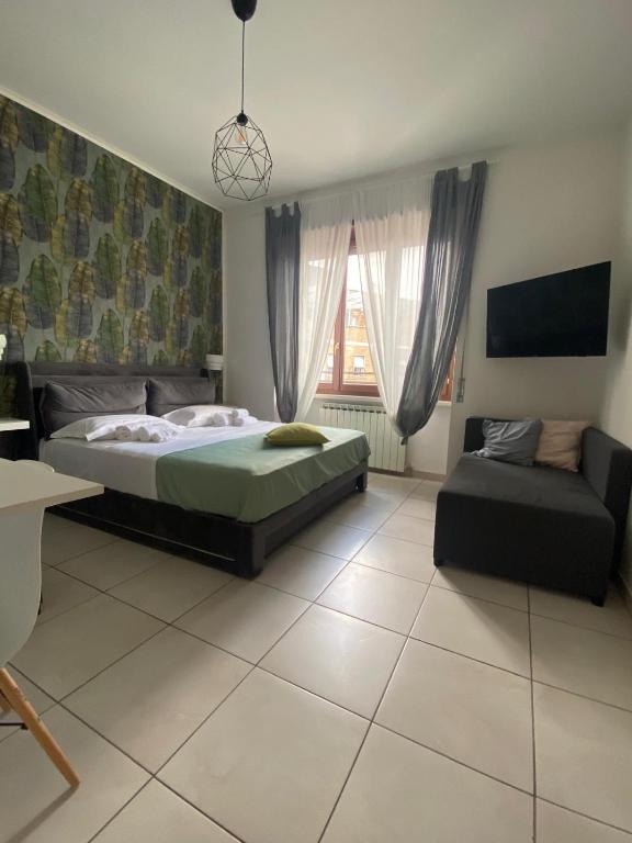 a bedroom with a bed and a couch at B&B 30 mt dal Duomo in Benevento