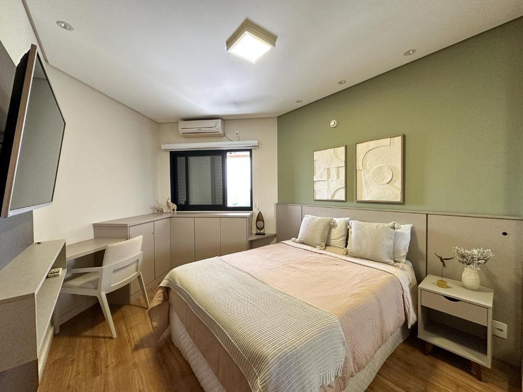 圣若泽杜斯坎普斯Summit Flat, ótima localização, limpeza diária, academia e piscina的一间卧室，配有一张床、一张书桌和一扇窗户