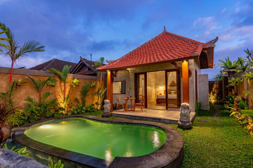 Una casa con una pequeña piscina delante de ella. en Seelong Villa Ubud by Dhananjaya Hospitality, en Tampaksiring