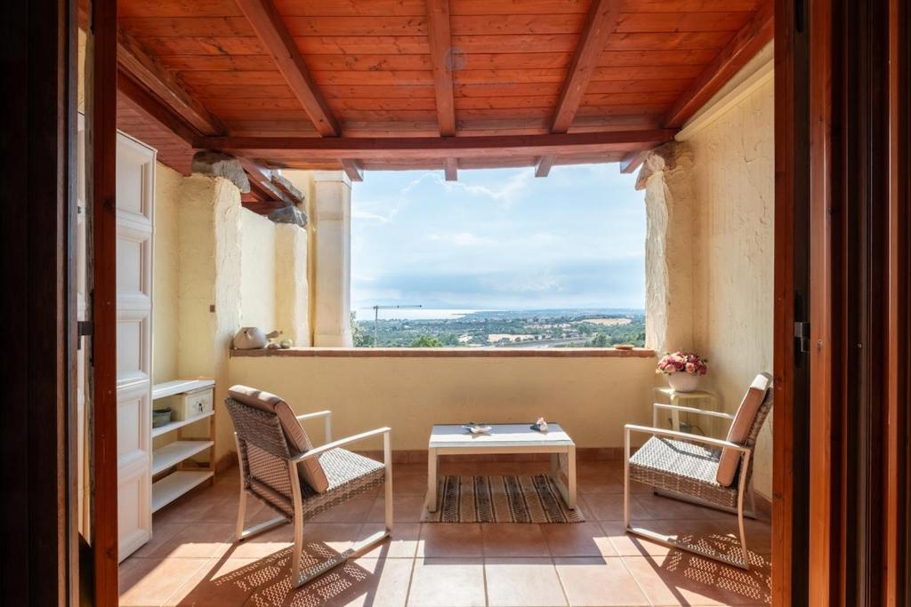 balcón con sillas, mesa y ventana en Bellavista, en Capitana