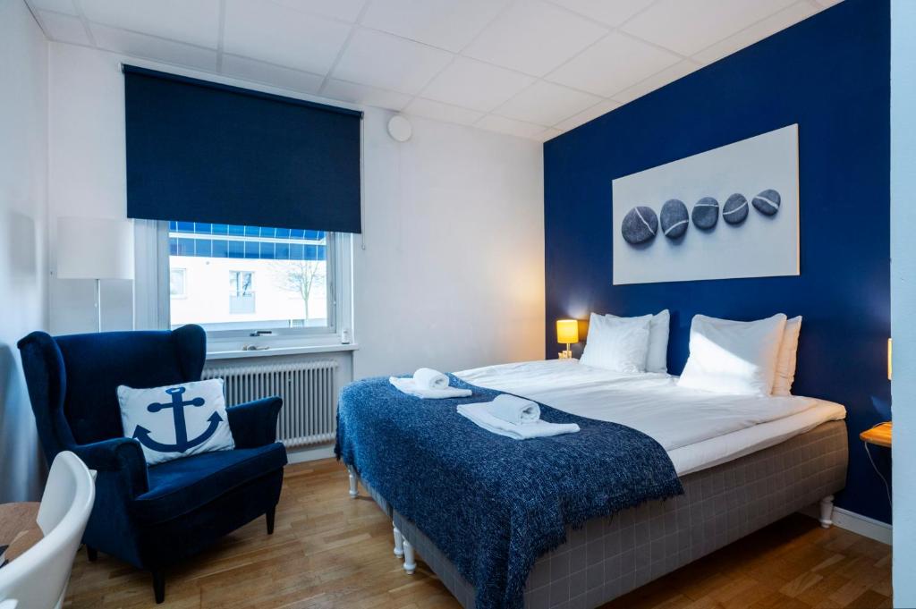 una camera da letto con un letto e una parete blu di Port Hotel a Karlshamn
