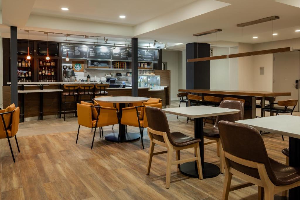 Courtyard by Marriott North Charleston Airport Coliseum photo