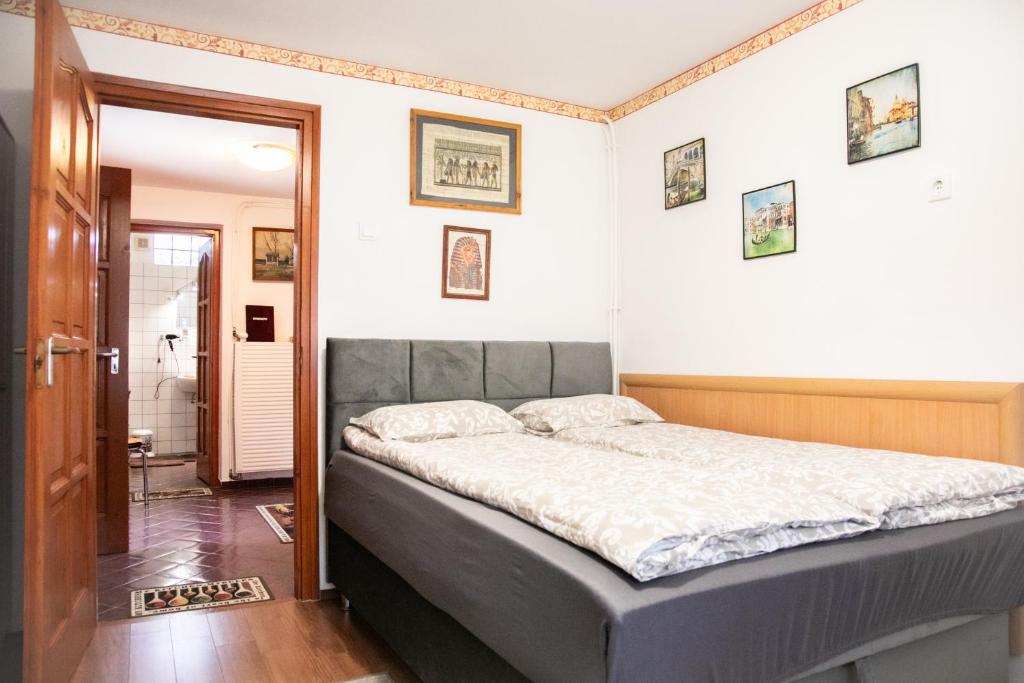 Posteľ alebo postele v izbe v ubytovaní Tip-Top Apartman Ház