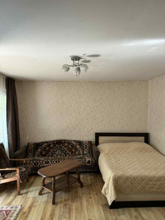 Una cama o camas en una habitación de Cozy Ninis Retreat