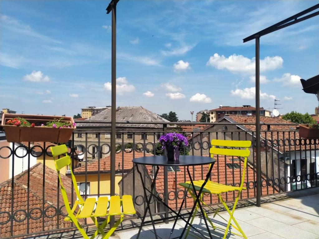 Ein Tisch und Stühle auf einem Balkon mit Aussicht in der Unterkunft BB Dadaumpa in Novi Ligure