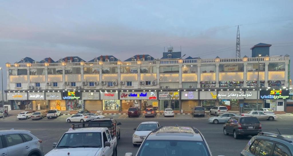 un parking avec des voitures garées devant un bâtiment dans l'établissement أكواخ الدغاس غرفة بجلسه خارجيه, à Taif