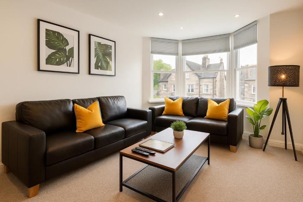 Posezení v ubytování 8 Person, 4 Bedroom Light, Warm & Modern Apartment