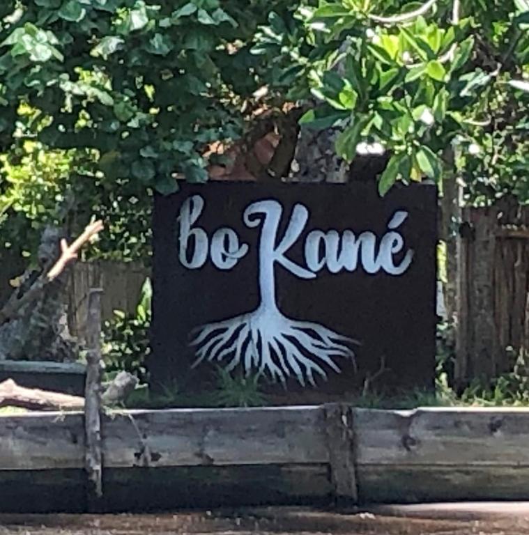 a sign that says be kane with a tree on it at Bokané in Boca del cielo