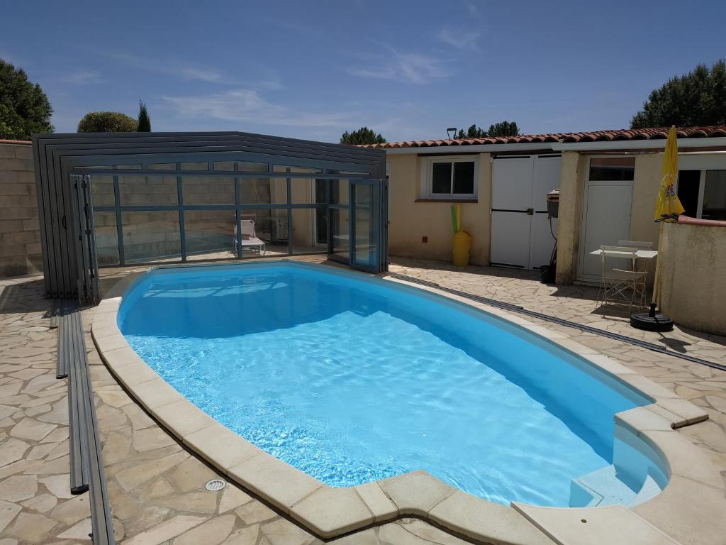 La Celle-sous-Gouzonにあるmaison indépendante et piscineの家のある庭のスイミングプール