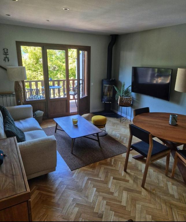 a living room with a couch and a table at El Puyal de Benas in Benasque