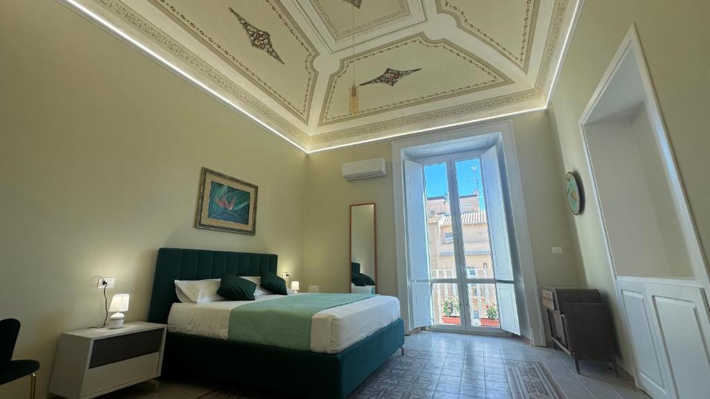 ein Schlafzimmer mit einem Bett und einer Kassettendecke in der Unterkunft Tropea Vicoli Storici Adesi in Tropea