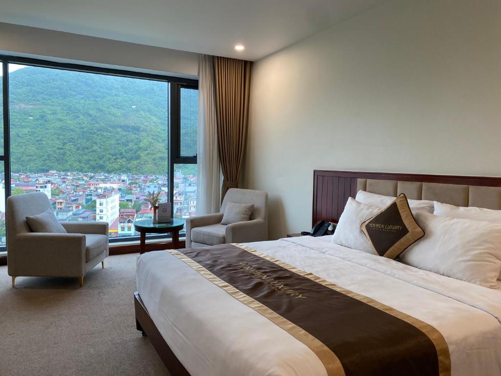 Giường trong phòng chung tại YEN BIEN LUXURY HOTEL