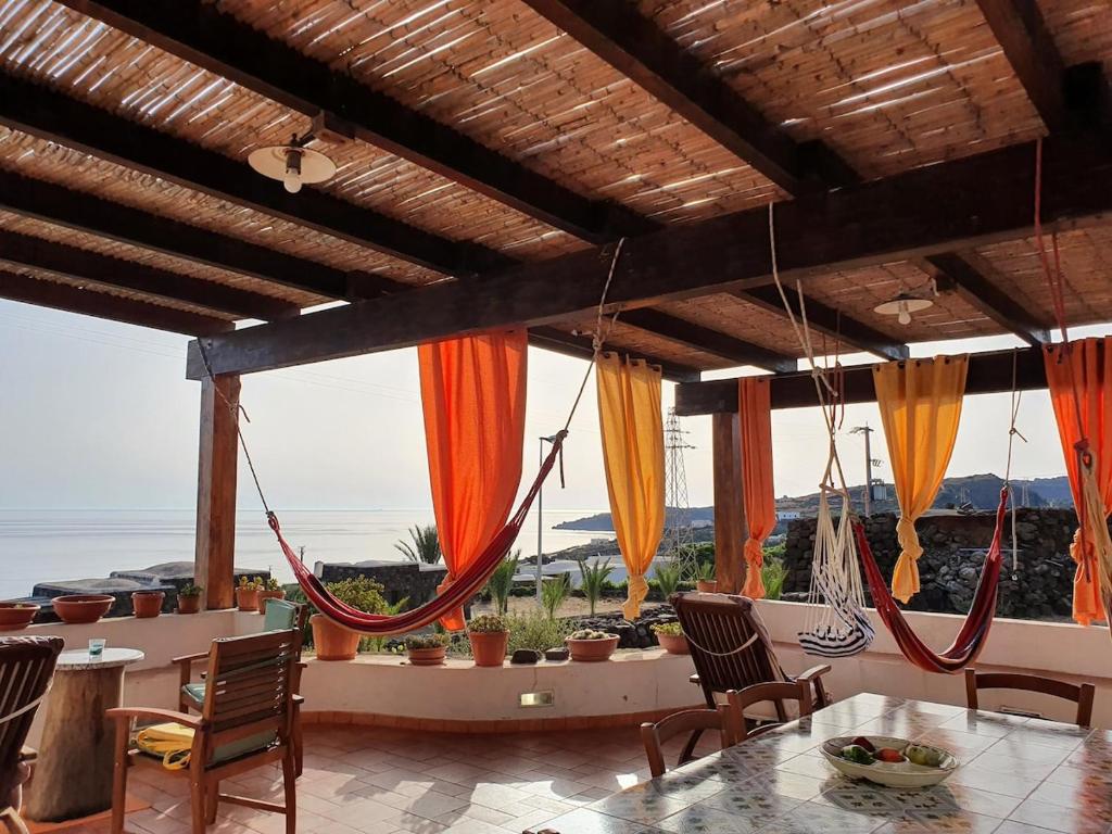 una sala de estar con una mesa y sillas en Dammuso Specchio di Vener, en Pantelleria