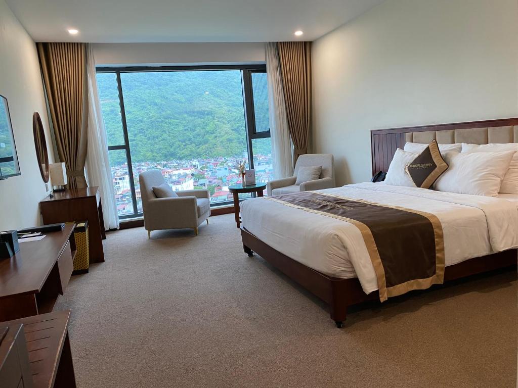 Giường trong phòng chung tại YEN BIEN LUXURY HOTEL