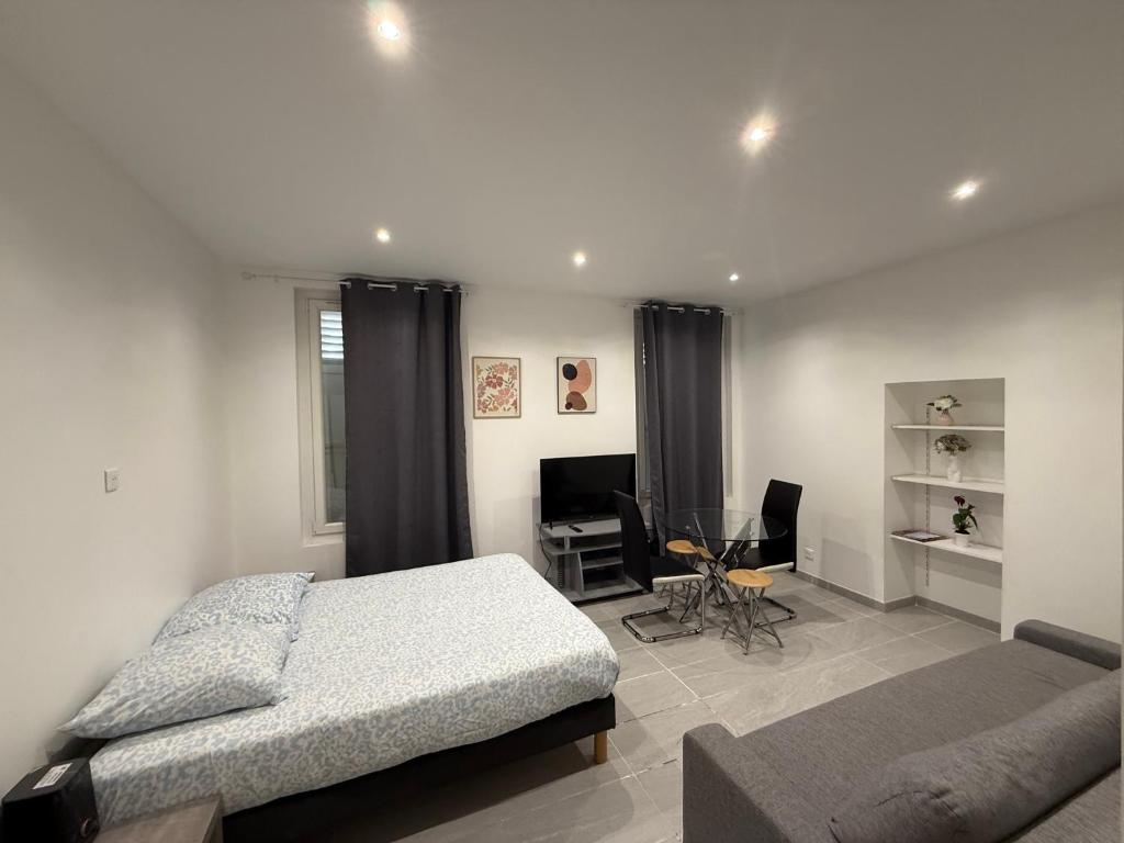 une chambre avec un lit, un canapé et un bureau dans l'établissement Appartement Tour Eiffel Motte Picquet Fondary, à Paris