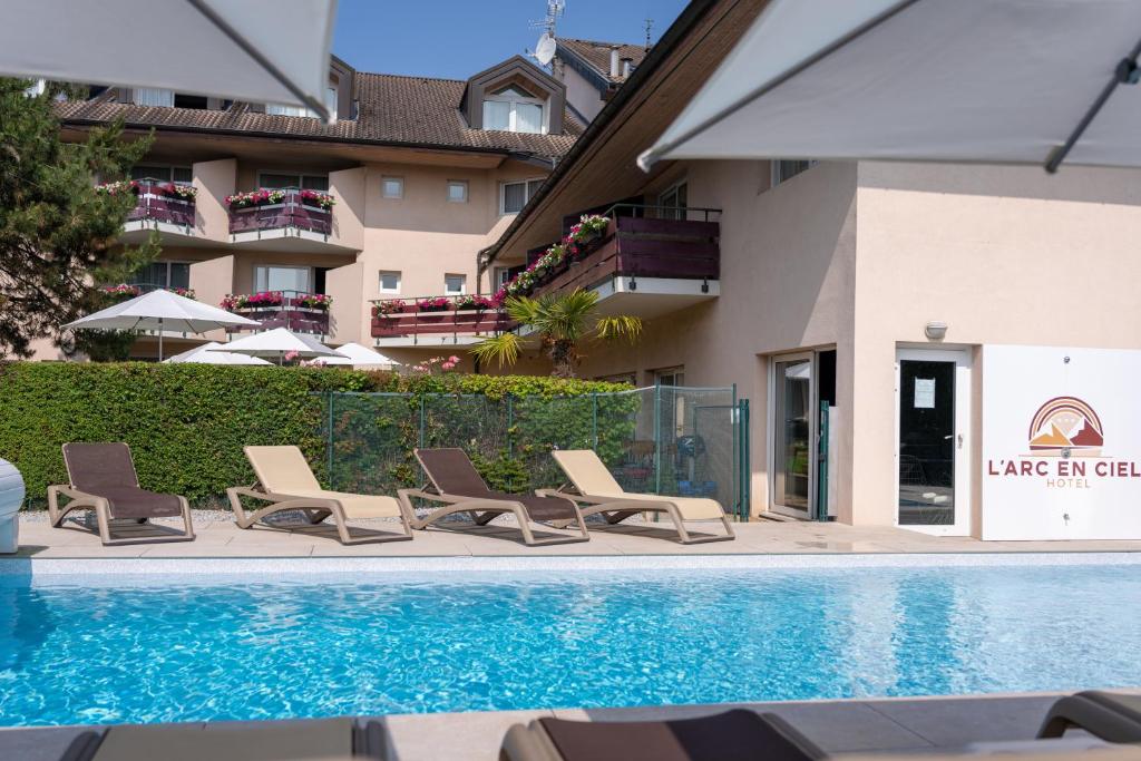Bazén v ubytování Logis Hotel Arc En Ciel nebo v jeho okolí