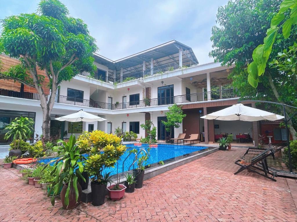 a hotel with a swimming pool and a resort at Thach's Homestay Tam Coc in Vũ Lâm