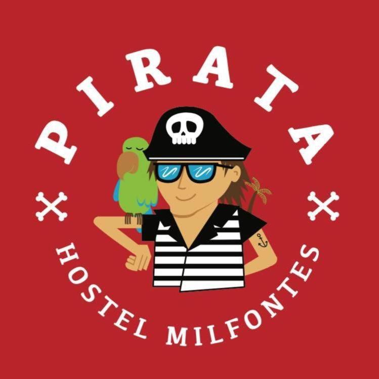 Una persona con un sombrero pirata con un pájaro verde. en Pirata hostel Milfontes, en Vila Nova de Milfontes