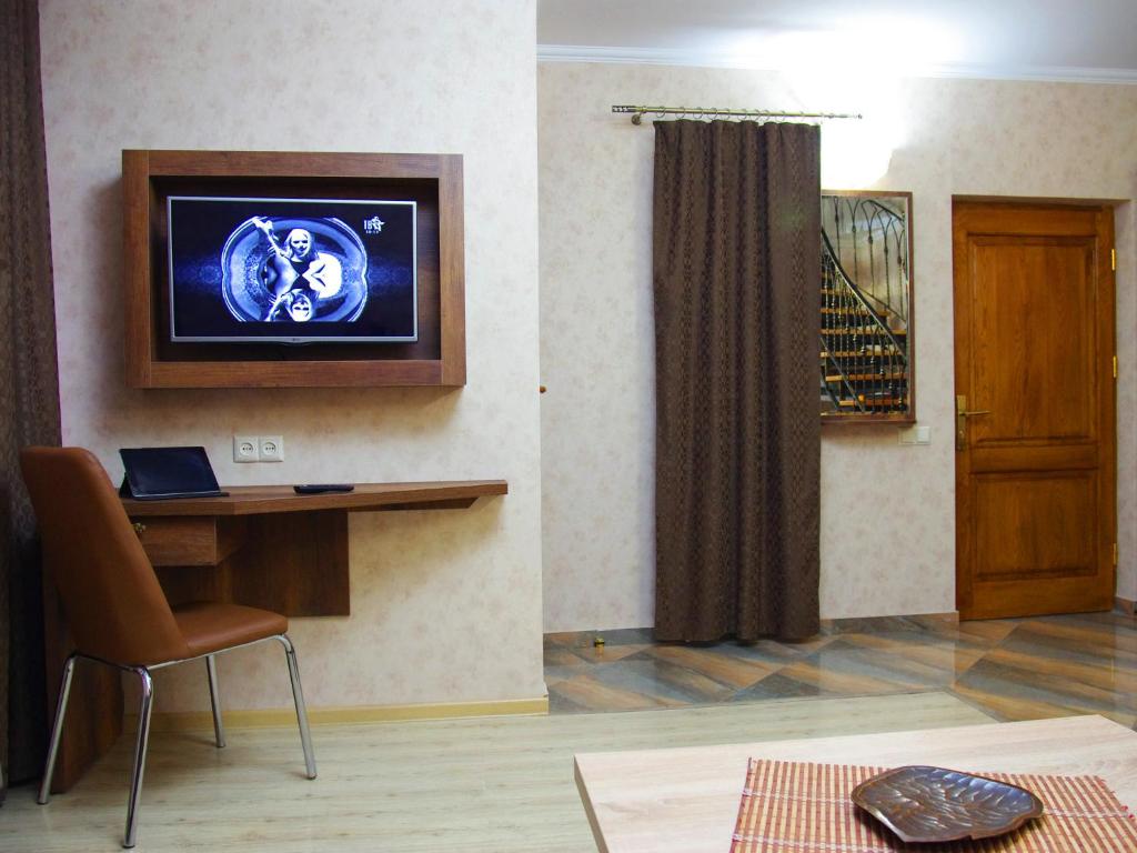 TV a/nebo společenská místnost v ubytování ApartHotel Heart of Tbilisi