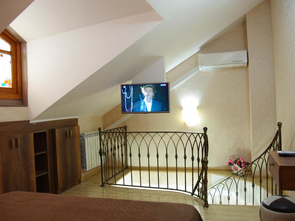TV a/nebo společenská místnost v ubytování ApartHotel Heart of Tbilisi