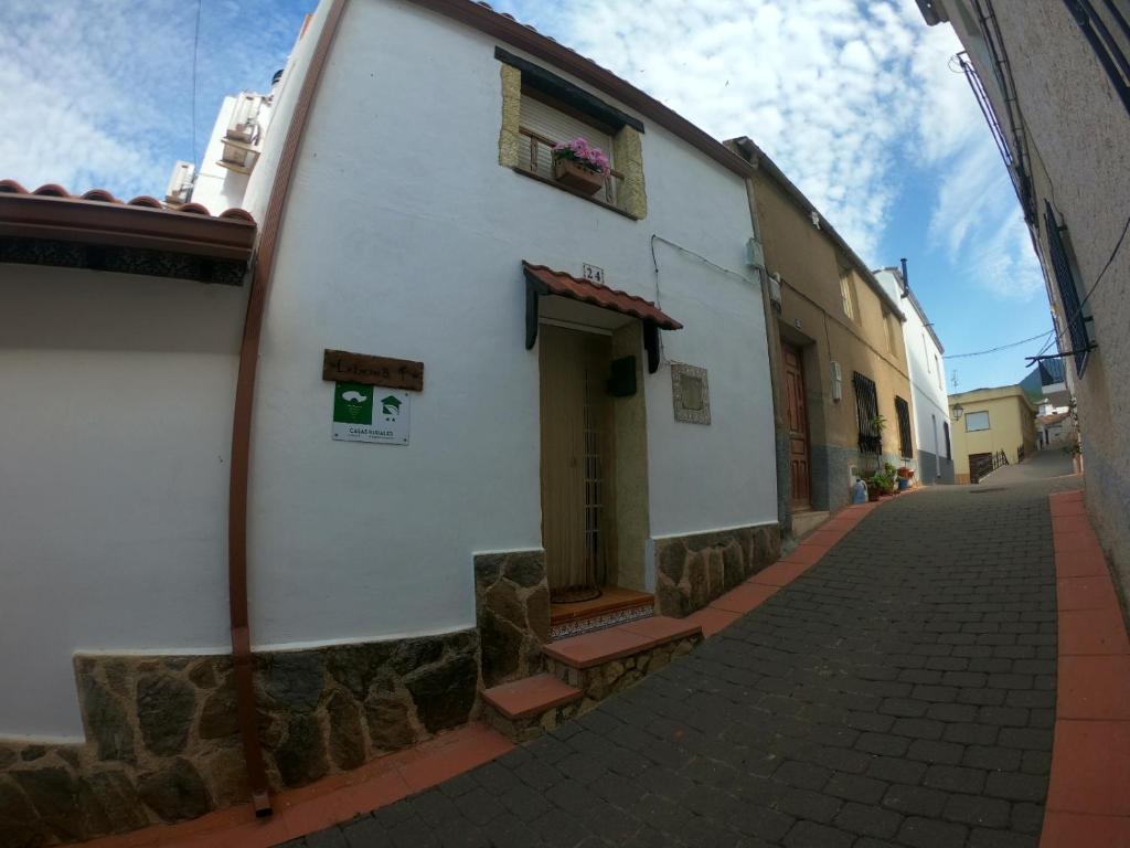un edificio bianco con una finestra su una strada di La Encina B a Villaverde de Guadalimar
