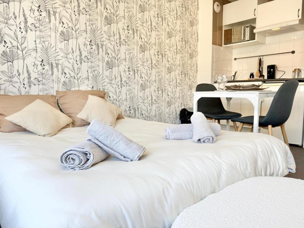 a bed with two pillows on it in a room at Studio des brises centre-ville in Lorient