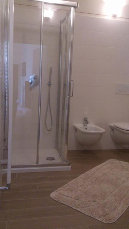 bagno con doccia, lavandino e servizi igienici di B&B Curtif a Tavernola Bergamasca