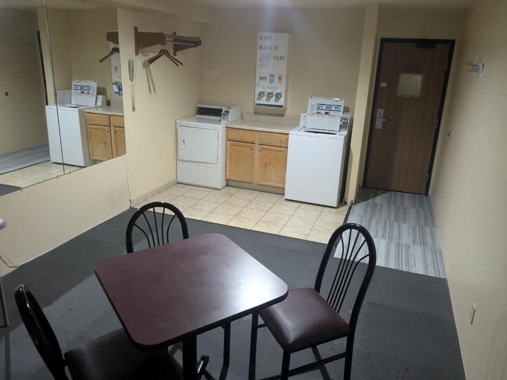 Super 8 by Wyndham Altoona photo