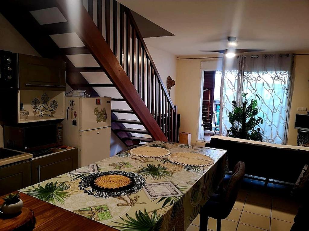 una cocina con mesa y mantel. en K a Z - L'Ara Bleu, en Saint-Denis