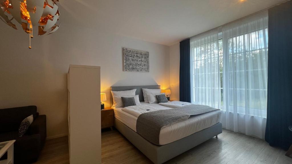 Blue Riverside Apartments في بلاوشتاين: غرفة نوم بها سرير ونافذة كبيرة