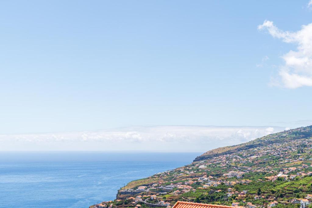 ein Blick auf die Amalfiküste von Positano in der Unterkunft Casa Por Do Sol ll in Arco da Calheta