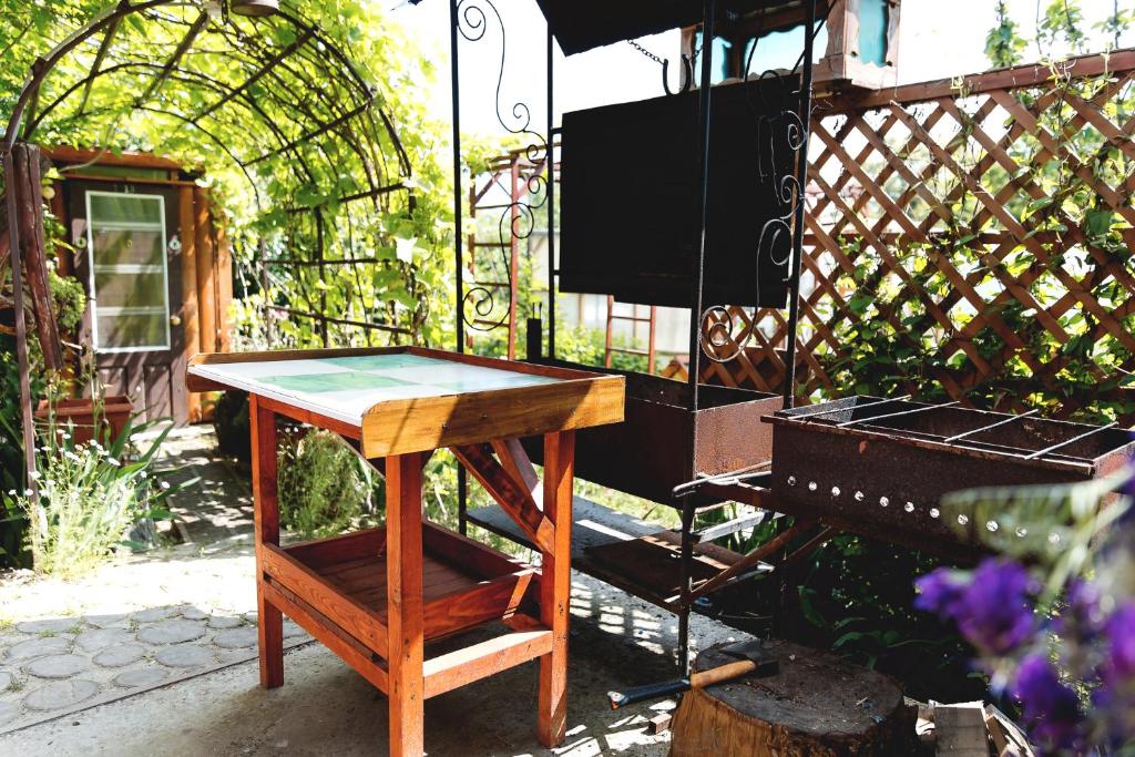 ドルジャンスカヤにあるGuest House Teremokの木製テーブル