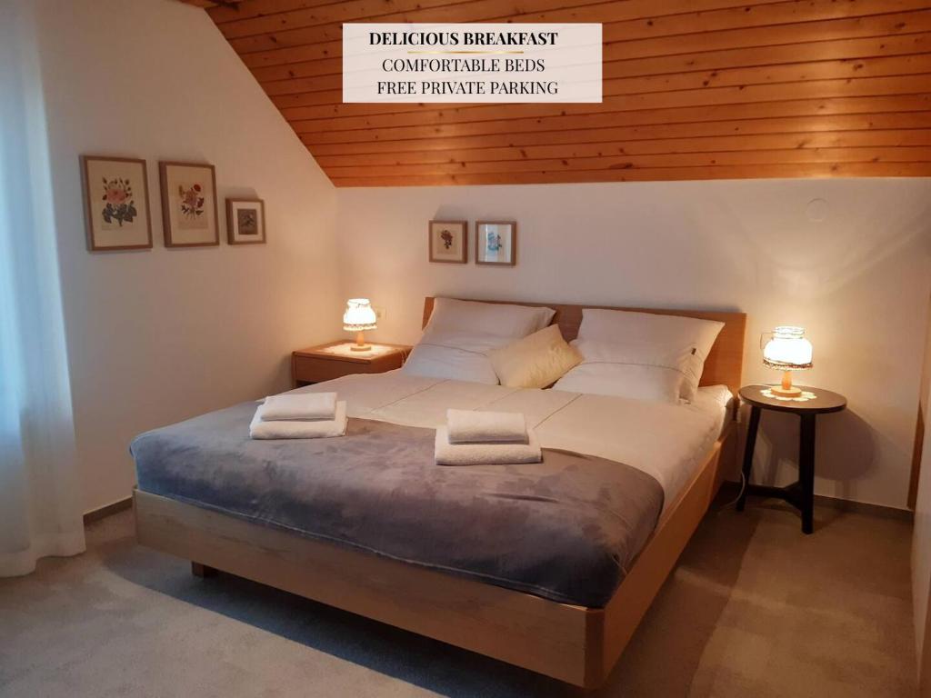 Rúm í herbergi á SOBE U SIRRC