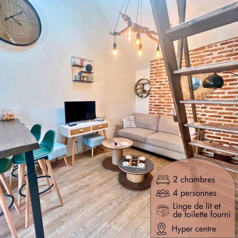 un salon avec un canapé et une table dans l'établissement Côté Renaissance - Hypercentre Blois, à Blois