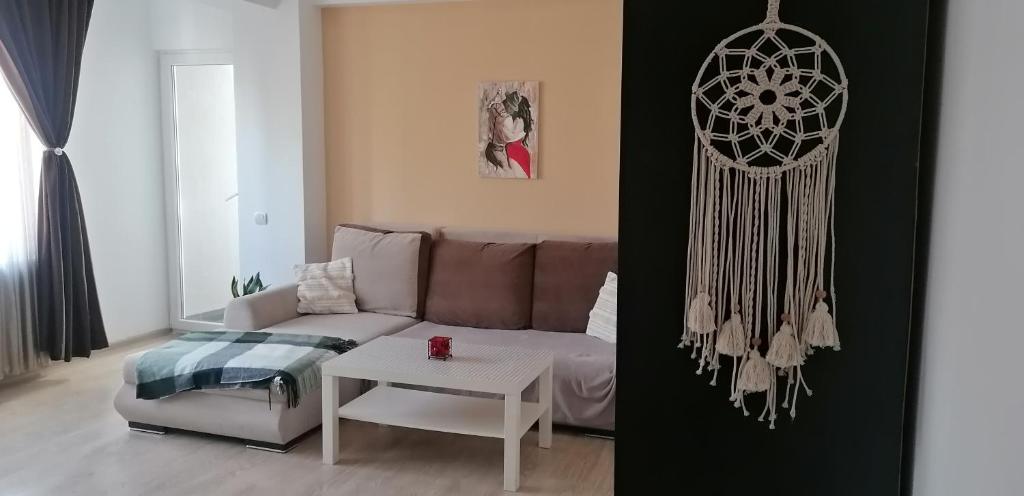 ein Wohnzimmer mit Sofa und Tisch in der Unterkunft Dancing soul studio in Bukarest