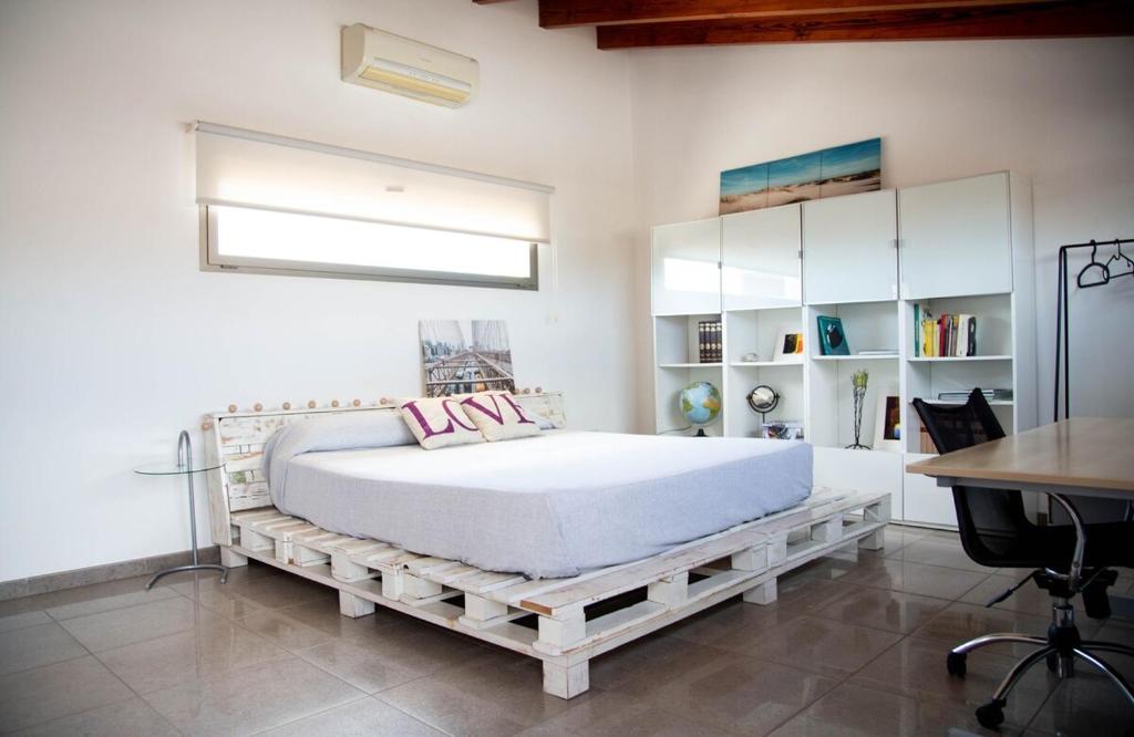 Ένα ή περισσότερα κρεβάτια σε δωμάτιο στο Ca na Xisca Holidays