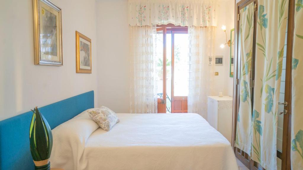 un dormitorio con una cama y una ventana en Villino da Susy, en Otranto